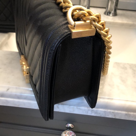 No Scratches, rips, or tears no scuff marks - Picture 3 of 11